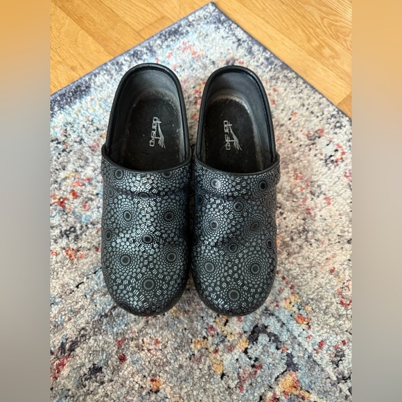 Dansko Black Medallion Patent Clogs Leather EU Size 36 - Picture 1 of 5